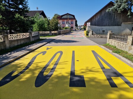 Talne oznake pri podružnični šoli Jarše